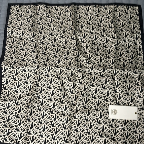 NWT Tory Burch Square Navy and White Monogrammed Scarf 🧣 18” x 18” - Picture 4 of 4